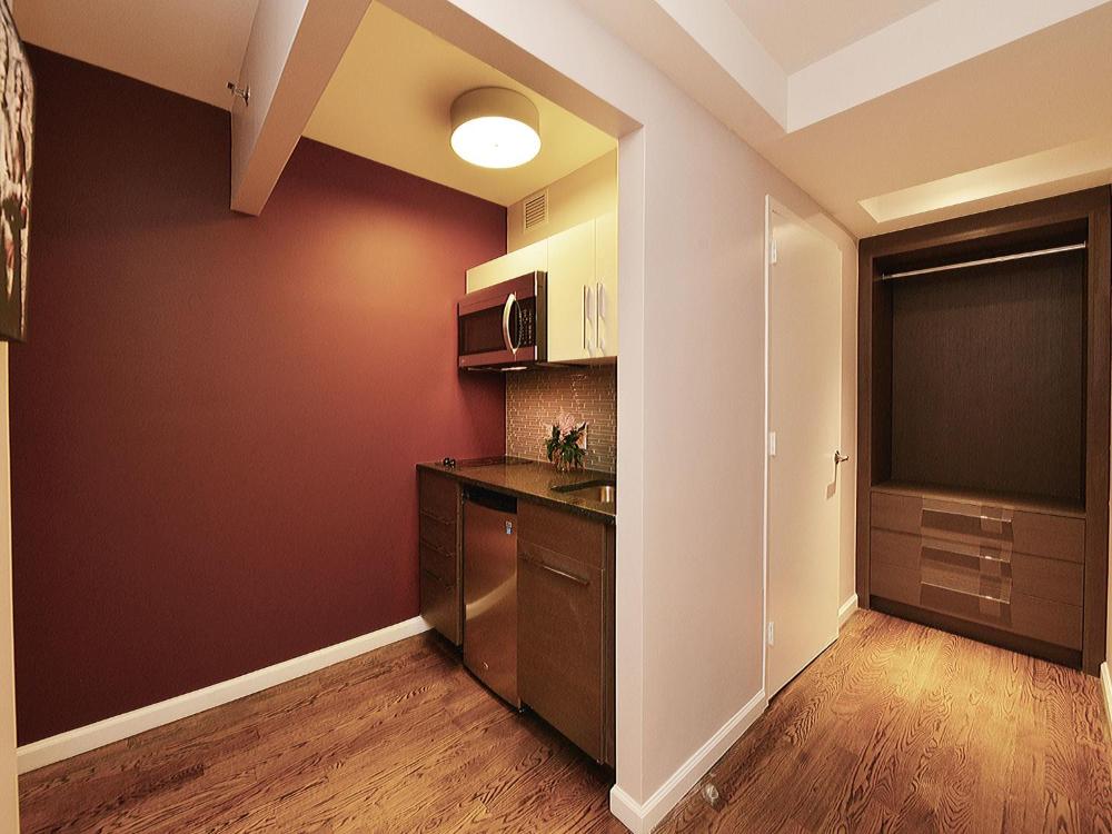 Deluxe Queen Suite interior